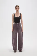 Body sin mangas de poliamida, con cuello cuadrado y ajuste al cuerpo. Cuenta con cierre de broches en la parte inferior.