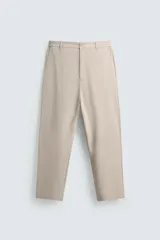 Pantalón de corte regular fit confeccionado en tejido elástico de fácil cuidado. Presenta cintura elástica, cierre frontal con cremallera y botón, bolsillos laterales y bolsillos traseros de vivo.