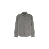 Camisa de manga larga Jacquemus modelo La Chemise Molino, de color gris, con cuello camisero, cierre frontal con botones oscuros y un bolsillo en el pecho con detalle bordado.