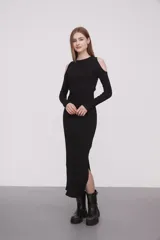 Vestido midi negro de punto canalé con mangas largas y hombros descubiertos.