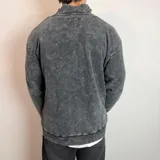 Buzo de cuello alto con cierre frontal parcial, confeccionado en tela con efecto lavado ácido. Presenta bordado frontal con el logo y nombre de la marca.