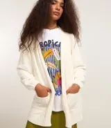 Cardigan largo de chenille con textura acanalada, manga larga y bolsillos delanteros. Presenta un diseño abierto y versátil, ideal para diversas ocasiones.