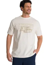 Remera de algodón color beige con cuello redondo y manga corta. Presenta un estampado gráfico en el pecho con la leyenda A TRACTOR COMPANY y la ilustración de un tractor de oruga.