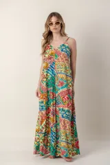 Mono largo de breteles con estampado multicolor.