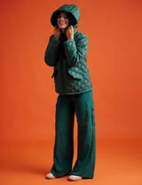 Campera capitoneada azul marino con capucha desmontable, cierre metálico central, bolsillos delanteros y avíos metálicos con logo de la marca Michael Kors.