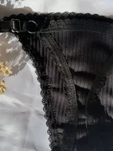 Pack de bombachas tipo less confeccionadas en algodón morley acanalado, con detalles de puntilla en los bordes y reguladores metálicos en los laterales.