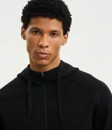 Campera deportiva con capucha y cierre de cremallera frontal, de color marrón. Cuenta con bolsillos laterales con cierre y puños y cintura elastizados.