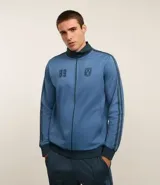 Saco deportivo celeste confeccionado en helanca, con cuello alto, cierre por cremallera, manga larga, estampa lettering y detalles contrastantes.