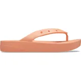 Ojotas Crocs modelo Classic Flip Platform, color salmón/durazno, con plataforma elevada y tiras tipo ojota con orificios para dijes Jibbitz™.
