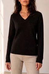 Sweater tejido de punto color bordó, con escote en V y mangas largas de corte clásico.