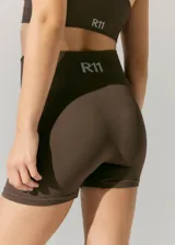 Biker color marrón oscuro, tejida sin costuras, con cintura ancha y logo a contratono en cintura trasera.