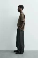 Camiseta color arena de algodón compacto, corte recto, cuello redondo y mangas cortas.