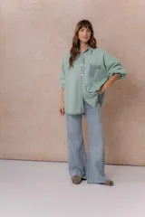 Pantalón de jean estilo wide leg con costuras verticales delanteras que estilizan la figura. Presenta un corte de tiro medio-alto, bolsillos funcionales y cierre frontal con doble botón.