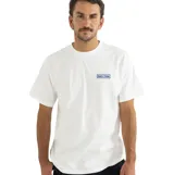 Remera de manga corta color blanco, con cuello redondo y logo de la marca Rhythm estampado en el pecho en un recuadro azul.