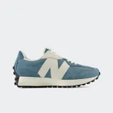 Championes New Balance 327, de color azul con detalles en blanco marfil y suela dentada negra.