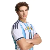 Camiseta de fútbol Adidas de la Selección Argentina, modelo local con el número 10 estampado en el frente. Presenta el diseño clásico de franjas verticales celestes y blancas, con el escudo de la AFA, el logo de la marca y el parche de campeón del mundo FIFA 2022.