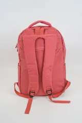 Mochila color rosado con múltiples compartimentos con cierre, asa superior acolchada y logo de la marca en la parte frontal inferior.