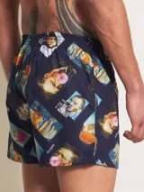 Bóxer de algodón blanco con estampado de flores pequeñas color celeste, con cintura elástica y logo de la marca en el centro.