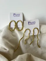 Aros colgantes de bronce con forma irregular.