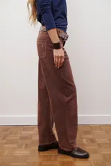 Jean de mujer color bordó, de corte recto y tiro medio, con costuras verticales en la parte delantera y trasera.