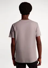 Remera básica de manga corta y cuello redondo, de corte recto y color gris topo.