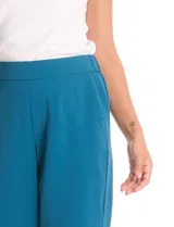 Pantalon de corte relajado color beige, con cintura plana en el frente y elástica en la parte posterior. Presenta pierna de corte recto, bolsillos laterales diagonales y bolsillos traseros simulados.
