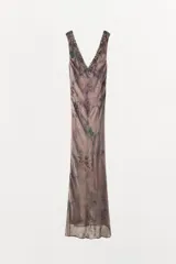 Vestido largo de viscosa con estampado abstracto en tonos tierra, verdes y azules. Presenta un escote en V profundo decorado con encaje, bordados y abalorios. Posee forro interior y cierre lateral oculto.