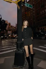 Chaqueta de punto color negro con cuello redondo, manga por debajo del codo con hombros marcados y acabados en rib. Cierre frontal con botones dorados.