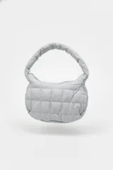 Cartera de hombro color verde claro, con diseño acolchado y asa acolchada.