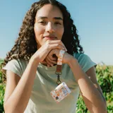 Billetera Thread Elastic Wallet con estampado de motivos playeros en tonos naranja y blanco. Incluye llavero.