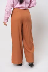 Pantalón sastrero de lino color blanco, de corte ancho y tiro alto.