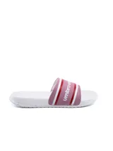 Ojotas de diseño deslizante Umbro modelo Ports, con base blanca y tira ancha en color rosado con rayas rojas y blancas, y el logotipo de la marca estampado.