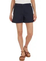 Pantalón corto azul marino de algodón con cierre de cremallera oculta y botón, cuatro bolsillos y logo de Tommy Hilfiger en la parte trasera.