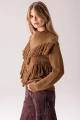 Sweater de punto color marrón, con cuello medio alto y diseño de flecos aplicados a mano en forma de V. Presenta una silueta relajada y mangas largas con puños acanalados.