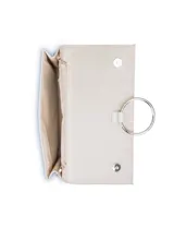 Cartera tipo clutch de cuero sintético negro, con solapa frontal y herraje metálico circular plateado.