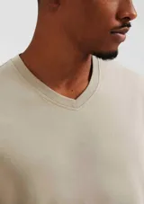 Camiseta de manga corta color rojo con cuello en V.