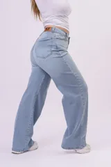 Jean wide leg tiro alto, color celeste claro, con corte recto y amplio.