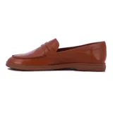 Mocasín Comfortflex de cuero color caramelo, con suela baja y detalle de vincha en el empeine.