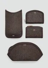Billetera pequeña tipo tarjetero de color marrón oscuro, con textura tweed, cierre de cremallera superior, solapa con botón a presión y detalles metálicos dorados con el logo de la marca.