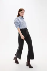 Pantalón de jean de corte ancho y tiro alto, con diseño de pierna recta y acabado en color gris oscuro.