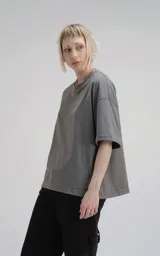 Remera de corte boxy, silueta amplia y recta, con cuello redondo y mangas cortas. Confeccionada en algodón premium, presenta un calce relajado y moderno.