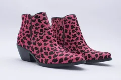 Texana de caña corta con diseño de animal print en color fucsia y negro. Presenta un taco bajo y aberturas laterales.