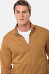 Campera de felpa color tostado con cuello alto, cierre frontal completo y puños y ruedo acanalados.