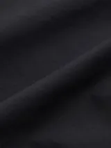 Pantalón chino negro de corte recto y holgado, con cintura plisada, bragueta con cremallera y botón, bolsillos laterales y traseros de ojal.