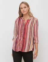 Blusa de gasa con estampado de rayas verticales en tonos rojos, naranjas y cremas. Presenta cuello mao con escote en V, abertura frontal con botones y mangas largas con presilla para regular el largo.