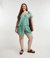 Blusa verde con estampado de piñas, escote cuadrado con elástico, mangas cortas abullonadas y corte holgado.