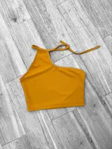 Top blanco irregular con un solo bretel y espalda descubierta.