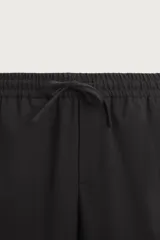 Pantalón regular fit color negro de tejido con viscosa, con cintura elástica ajustable con cordón, bolsillos frontales y traseros.