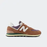 Championes New Balance 574 color marrón con detalles en blanco y violeta.