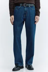 Jean de cinco bolsillos en denim de algodón rígido, con cintura clásica y cierre de botones. Modelo de corte relajado y piernas rectas.